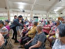 113年母親節慶祝活動-表演者下台關心慰問長輩