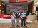 113年母親節慶祝活動-院民代表接受禮物