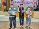 仁家主任致贈父親節禮物予村長代表