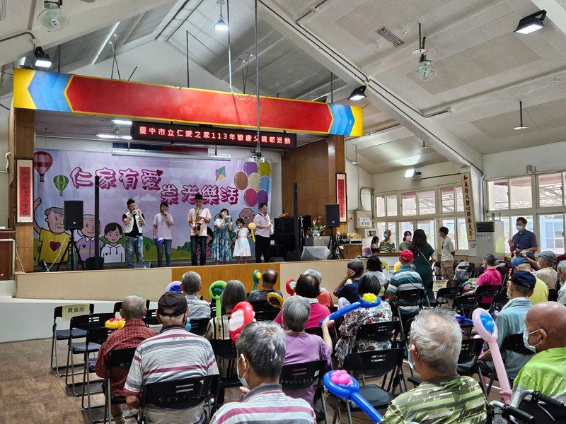 台灣身心障礙者音樂關懷協會成員至本家演奏
