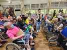 台灣身心障礙者音樂關懷協會贈每位氣球花