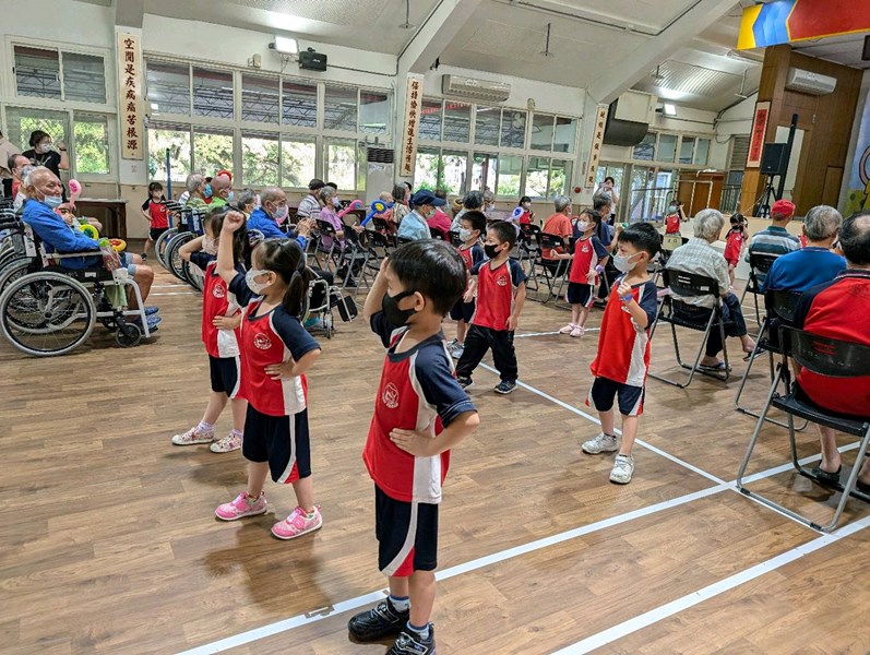 幼兒與長輩親近互動