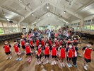 表演幼兒與長輩合影