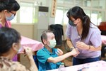 工作人員與長輩互動