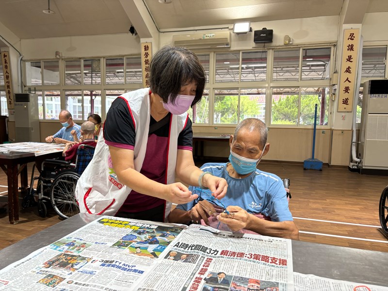 志工一同與長輩裝飾材料