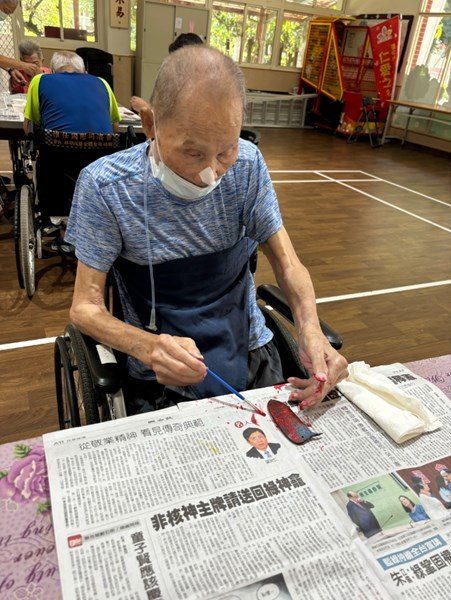 認真上色香草花環