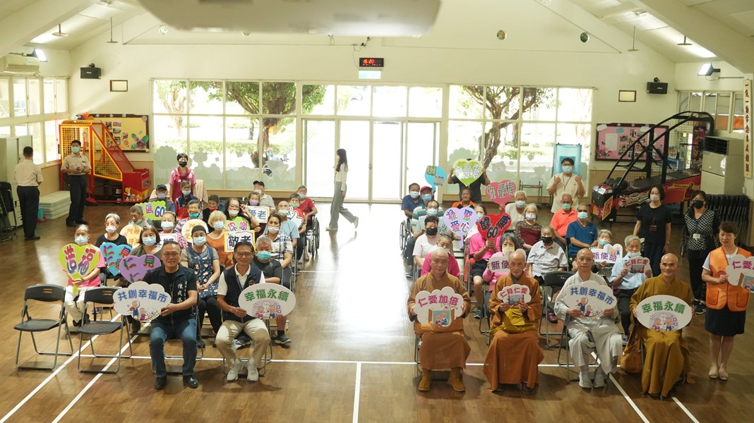 財團法人臺中市私立佛教淨心慈善基金會與本家大合照