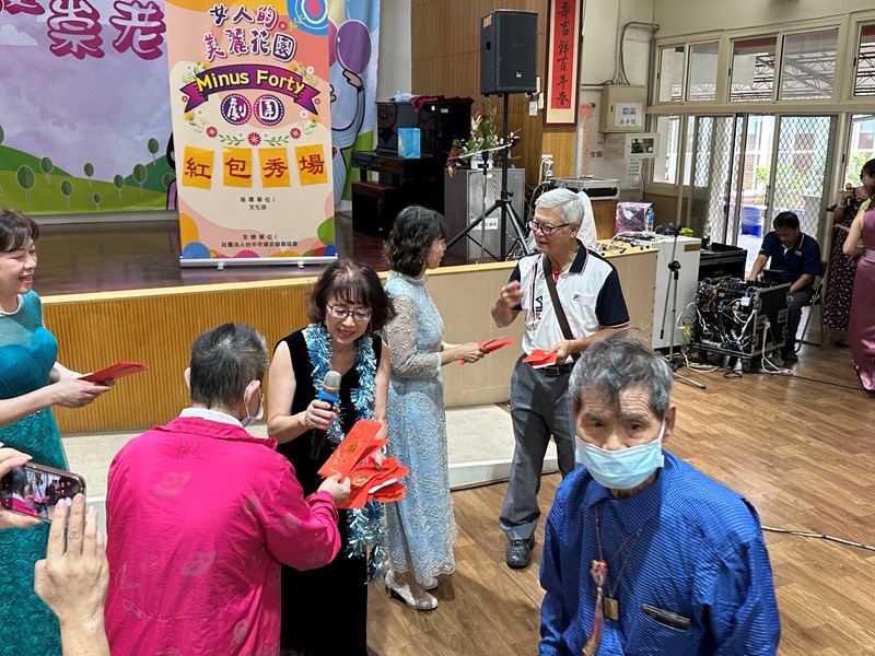 長輩開心發紅包給婦女發展協會中心怡的歌手