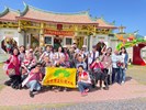 在玻璃媽祖廟前進行團體大合照