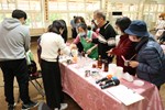 家屬與長輩共同參加手工DIY活動