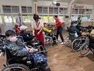 梔子花大樂團成員也下台一一慰問長輩