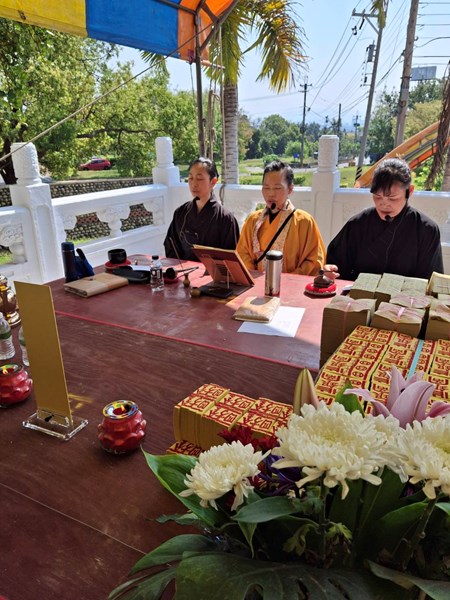法師誦經祭拜