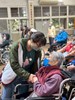本家志工鼓勵長輩參加活動