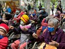 長輩開心鼓掌歡迎藝能工會
