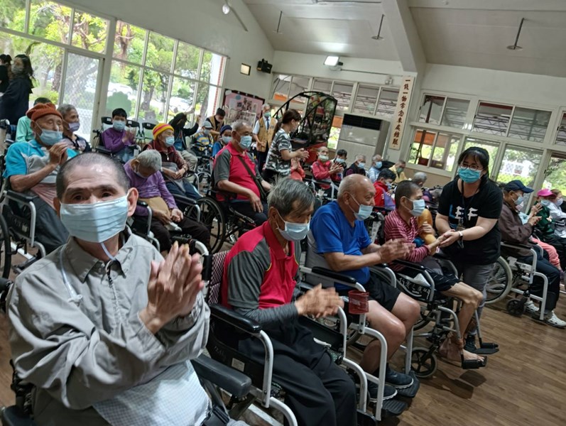 工作人員鼓勵及帶領長輩隨著節奏鼓掌應和