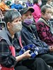 長輩拿著響鈴應和旋律