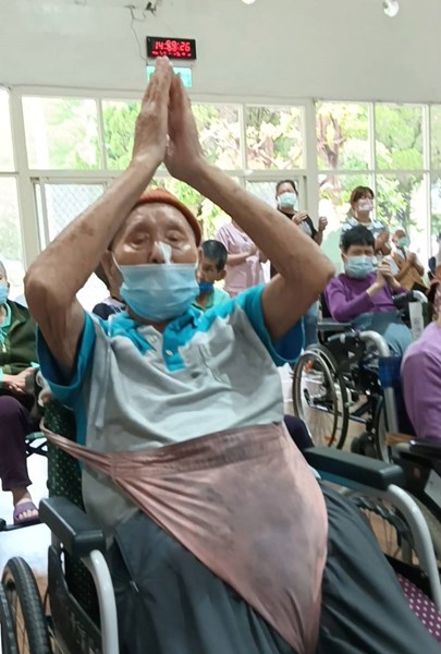長輩隨著音樂開心拍手應和