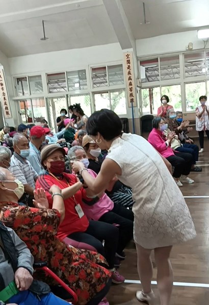 阿丹經典樂團表演者鼓勵長輩一起唱歌