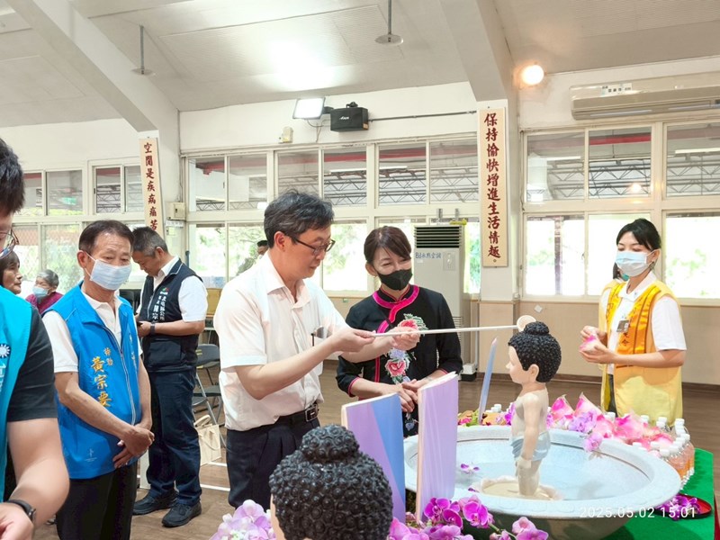114年國際佛誕節浴佛活動-主任歡喜來浴佛