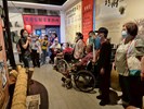 導覽員向大家說明製茶過程