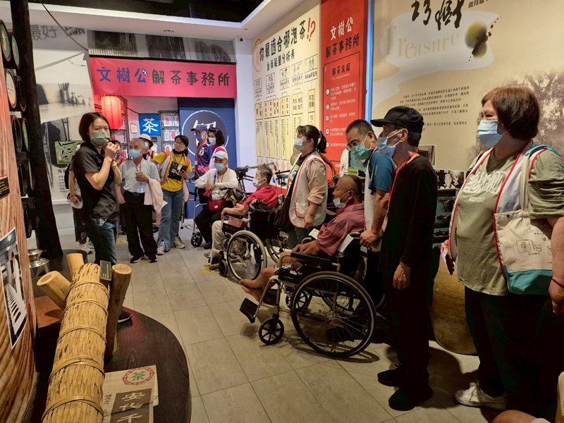 導覽員向大家說明製茶過程