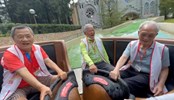 長輩體驗水上碰碰船
