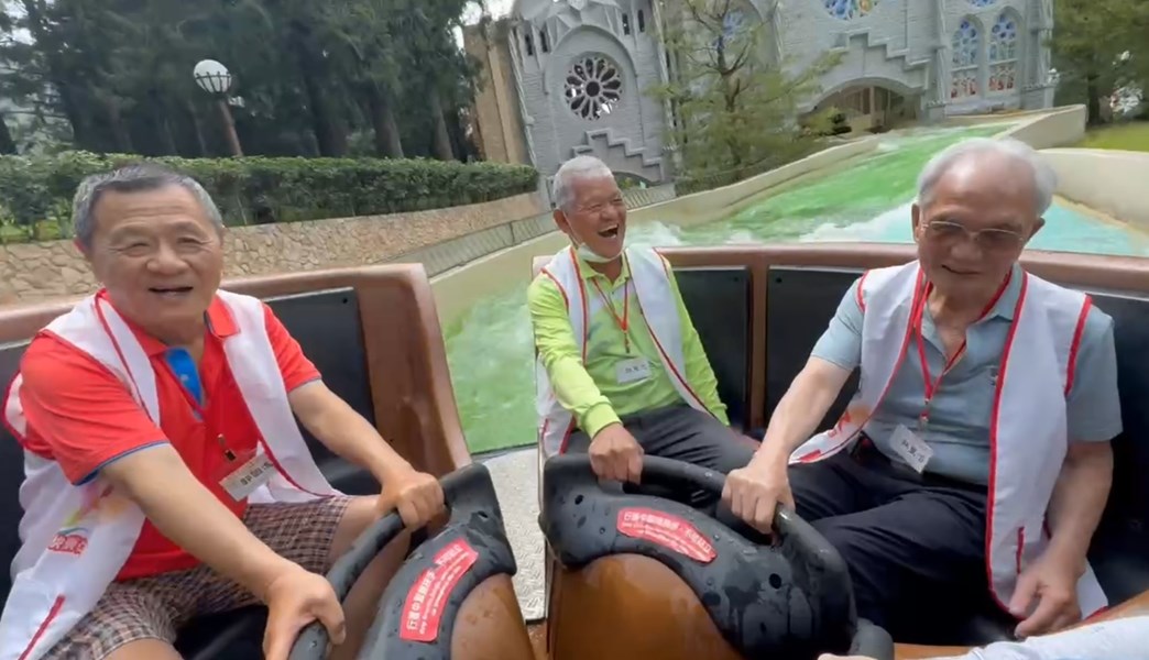 長輩體驗水上碰碰船