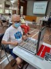 長輩仔細挑選喜歡的眼鏡框
