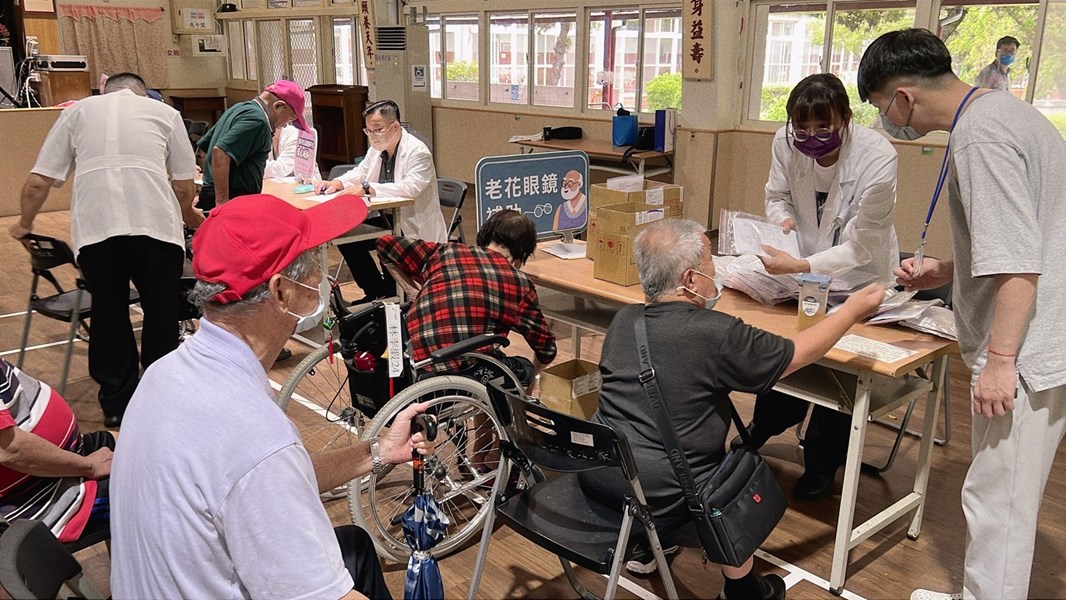 長輩等候領取眼鏡