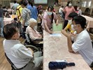工作人員與家屬意見交流