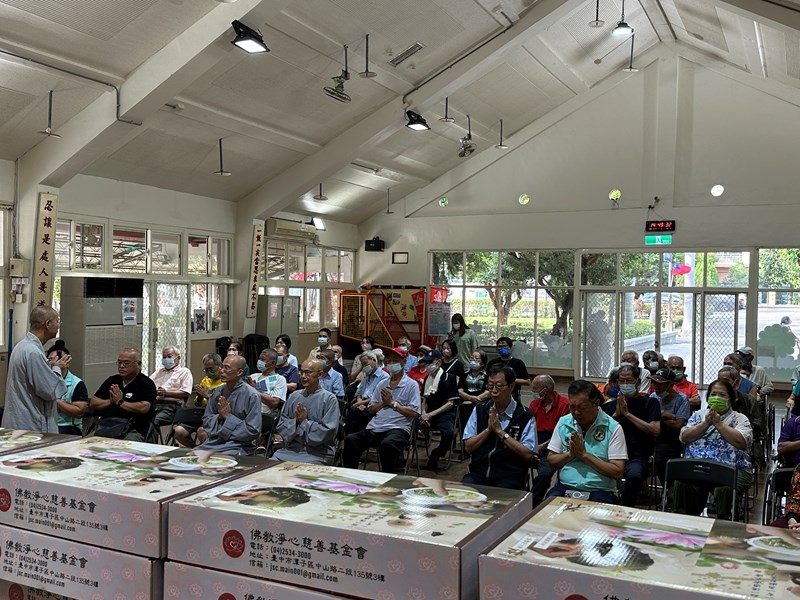 法師帶領本家長輩及同仁念佛