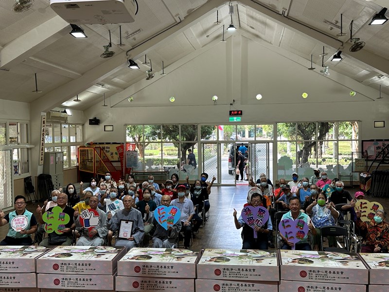 法師與本家長輩及同任一起合照