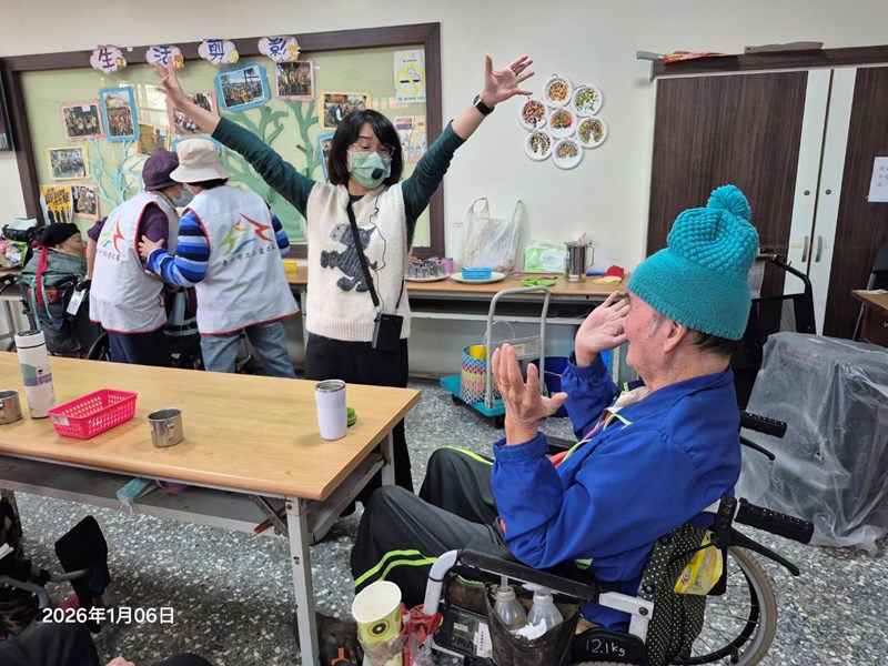 志工與長輩歡樂互動