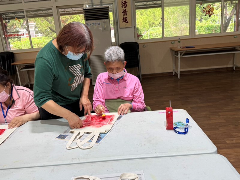長輩動手為自己的蝶谷巴特環保包圖上喜歡的色彩