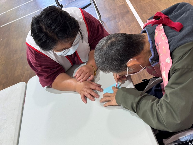 長輩繪製自己專屬姓名牌卡