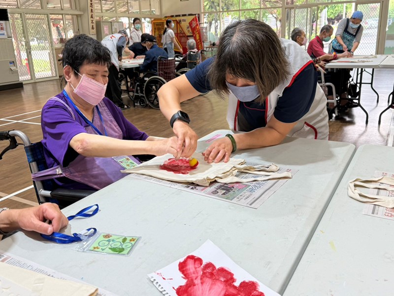 志工協助長輩制作蝶谷巴特環保包