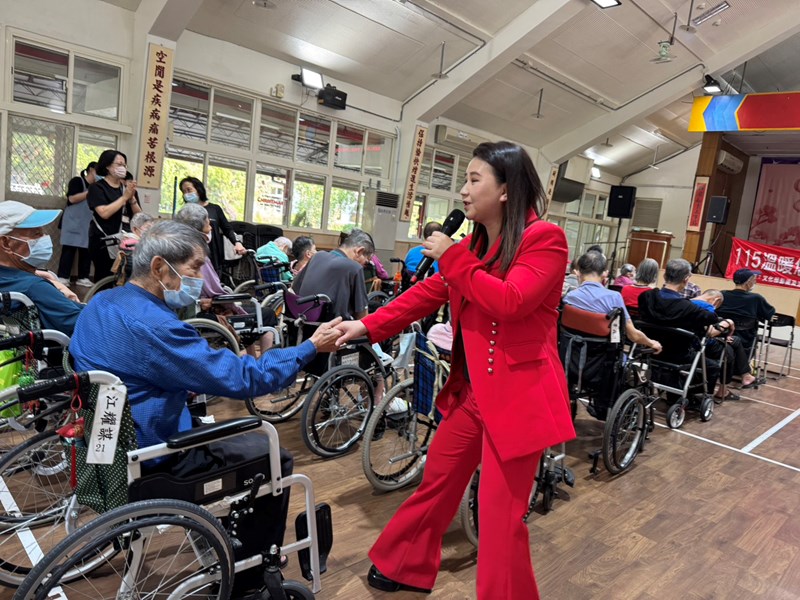 藝人親切與長輩互動