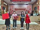 社會局廖局長為長輩摸彩抽獎活動