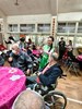 表演團體與長輩互動
