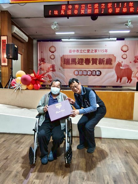 主任與長輩合影