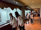志工及本家人員陪伴長輩參觀旅遊地點