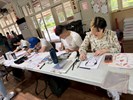 漫畫家們一起幫長輩完成卡通人像