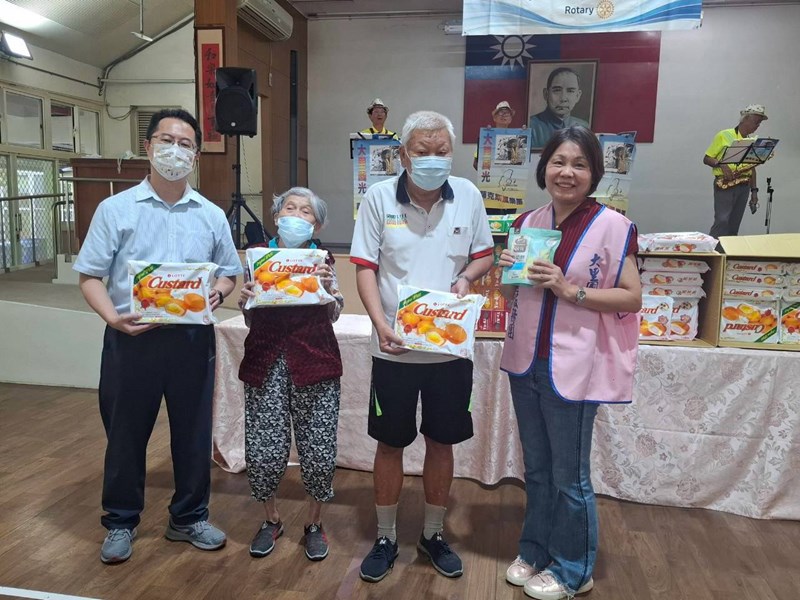 大里國光扶輪社捐贈食品一批