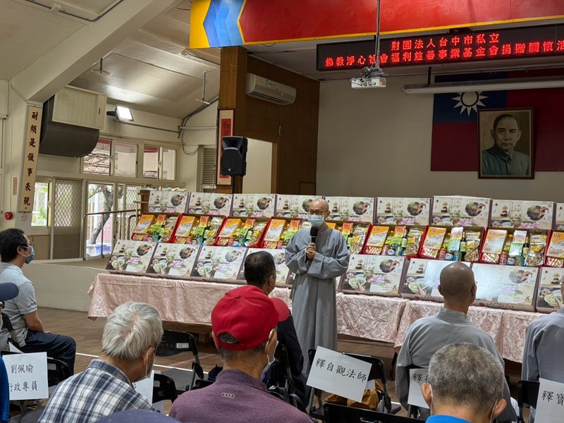 法師帶領本家長輩與同仁一同虔誠念佛、共修祈福。