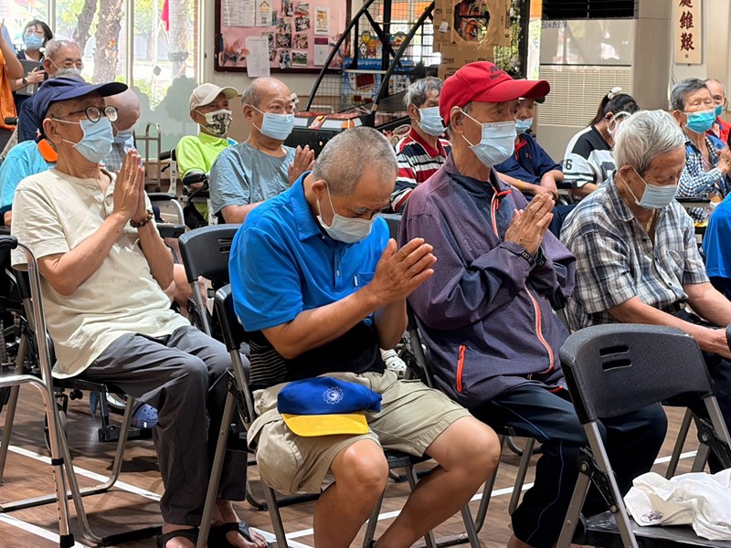院民雙手合十，與法師一同虔誠念佛。