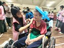 中國醫藥大學藥用化妝品學系學生為女性長輩彩妝，增添節慶歡樂氣氛