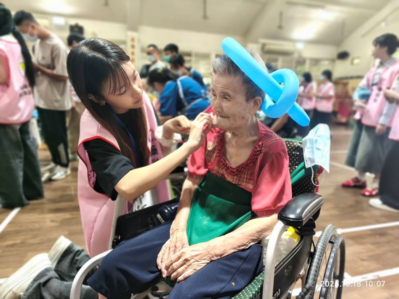 中國醫藥大學藥用化妝品學系學生為女性長輩彩妝，增添節慶歡樂氣氛