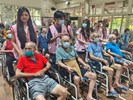 中國醫藥大學藥用化妝品學系學生貼心為長輩提供按摩服務，輪椅長輩亦能安心體驗，現